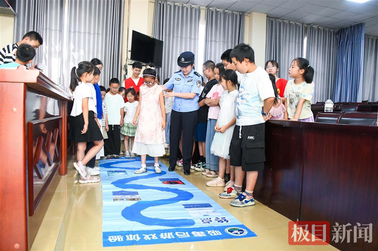 图3：民警与孩子们进行互动游戏.JPG