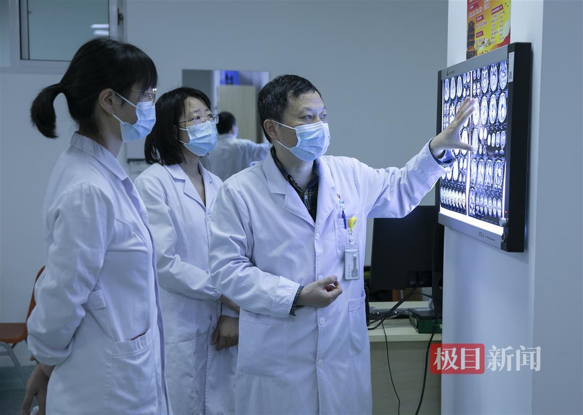 武汉儿童医院神经外科主任杜浩,他的手机号向患儿家长公开 | 极目新闻
