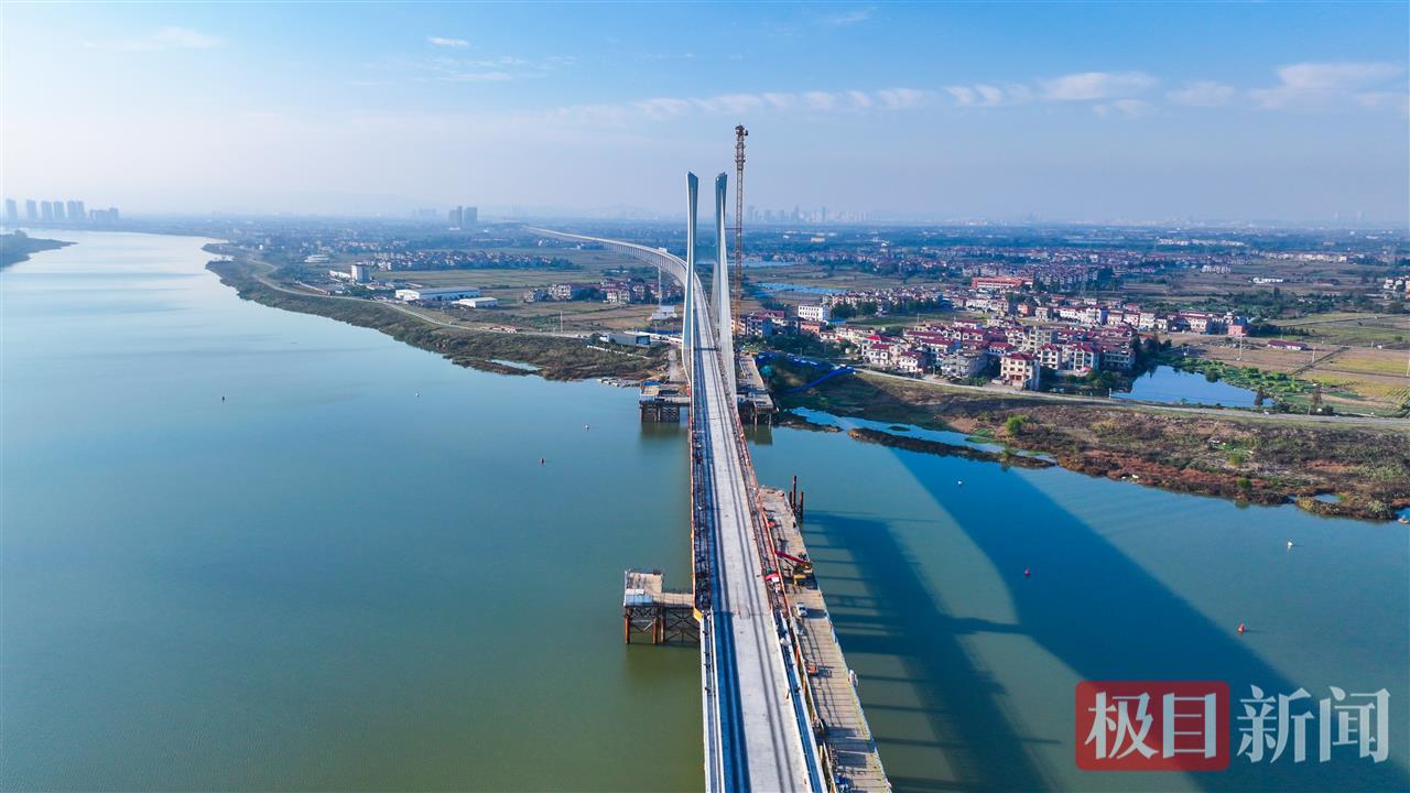 南昌扬子洲赣江公铁大桥箱梁架设工程圆满收官