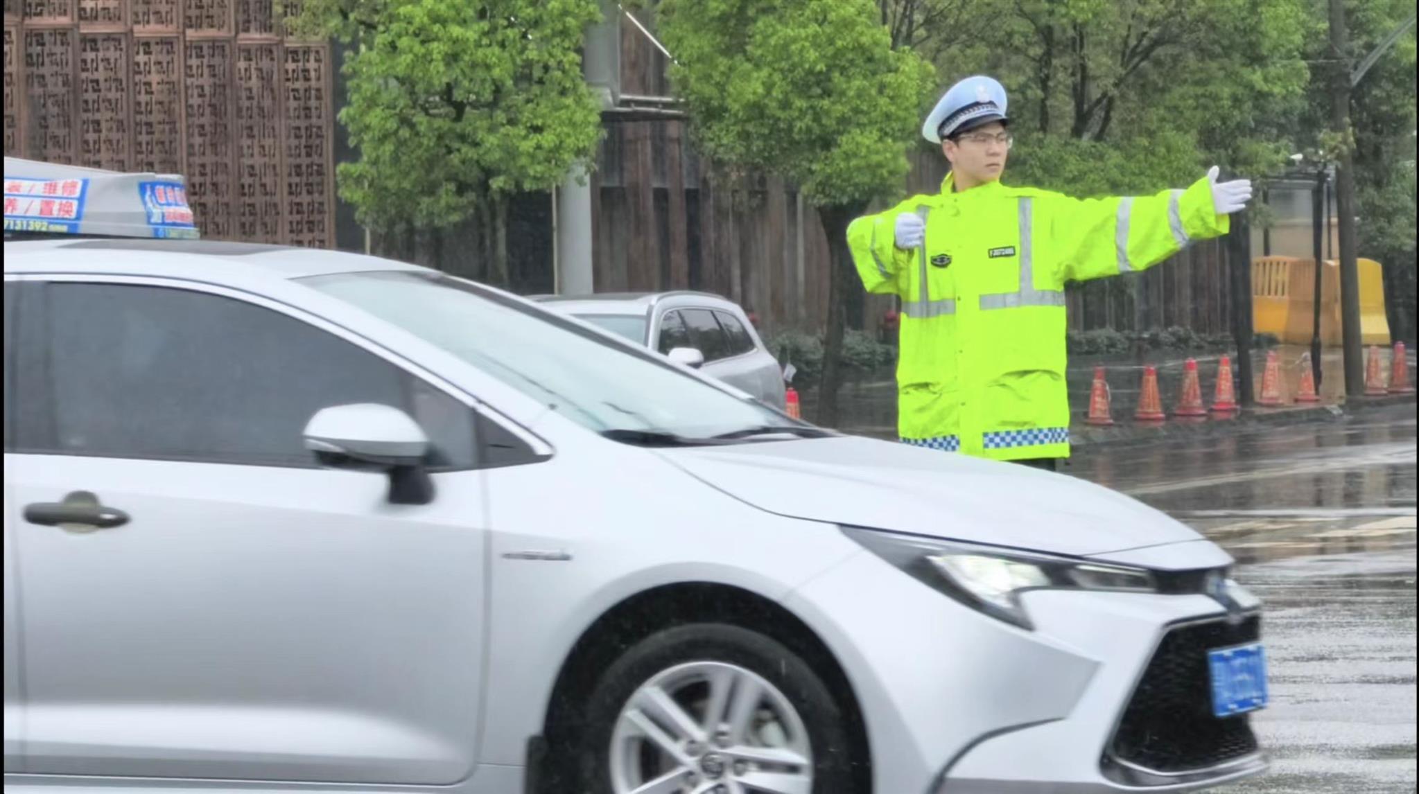 以雨为令！武汉交警全员动员疏堵保畅、应急救援