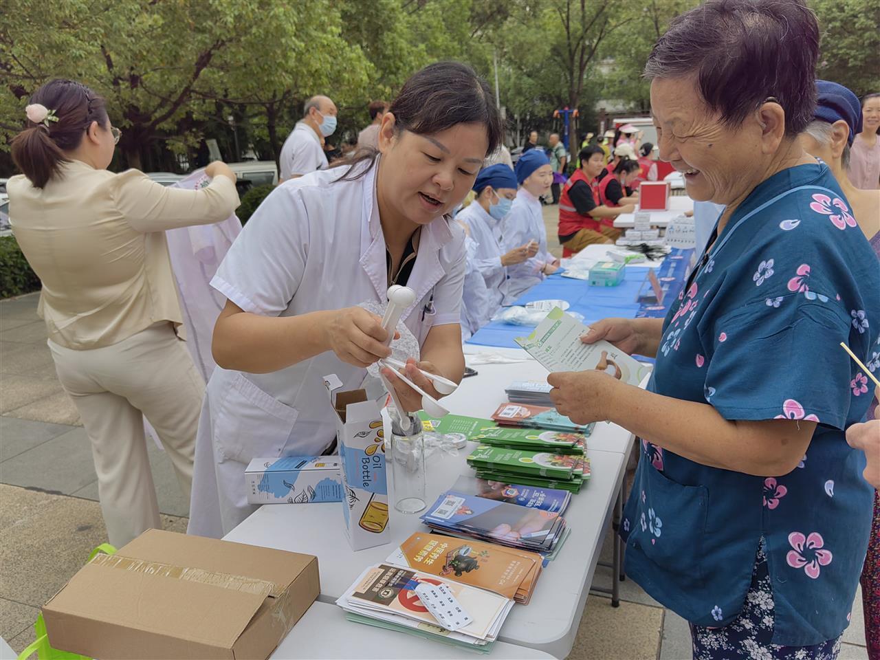 图为宁康园社区联合沌口社区卫生服务中心开展便民义诊活动.jpg 图为宁康园社区联合沌口社区卫生服务中心开展便民义诊活动.jpg