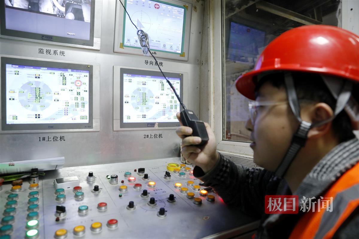 3月11日，武汉地铁 11 号线四期首台盾构机始发，盾构机操作手胡浩9年参与8个城市地铁建设，掘进隧道近10余公里。袁永华 摄.jpg