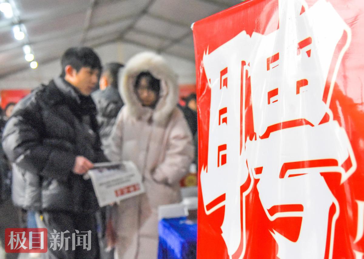 在荆州市“春风行动”招聘会现场，求职者与用人单位交流。（极目新闻记者 黄志刚 摄）.jpg