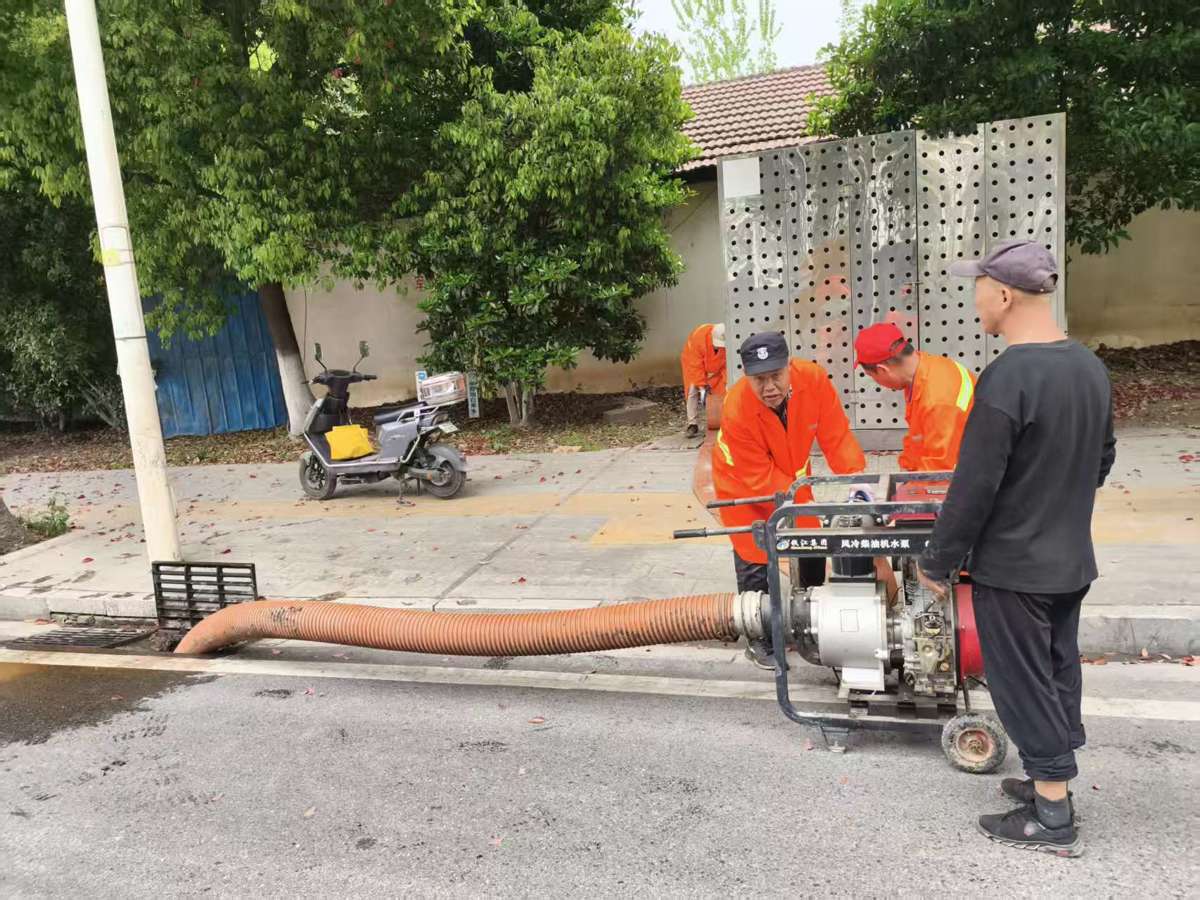 环卫工人在易渍水点位提前布设排水设备.jpg