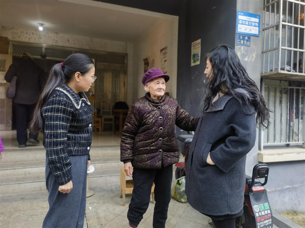 舒婆婆跟社区工作人员攀谈.jpg 舒婆婆跟社区工作人员攀谈.jpg