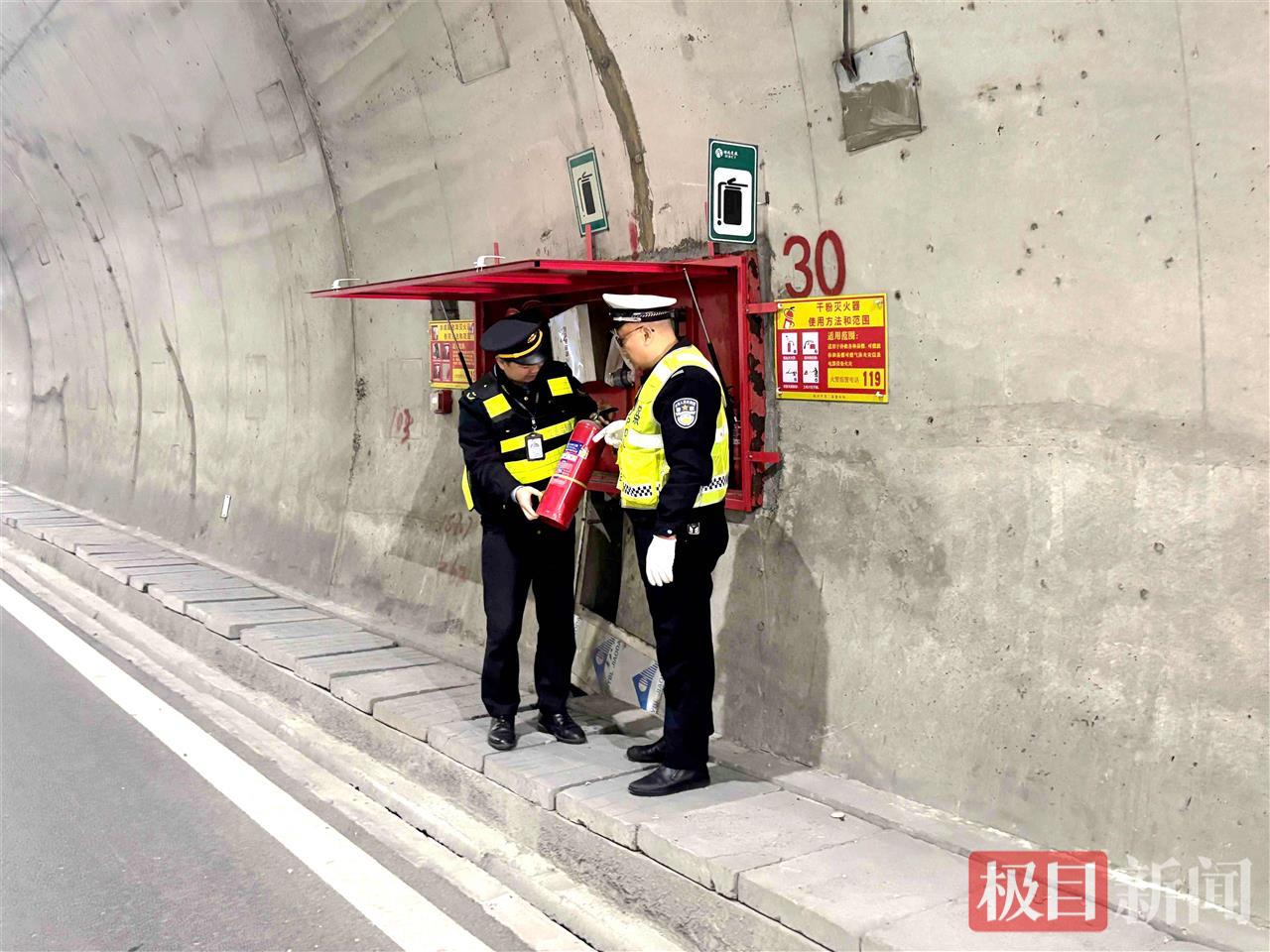 图2：执法人员正在对隧道内的灭火器进行检查。.jpg