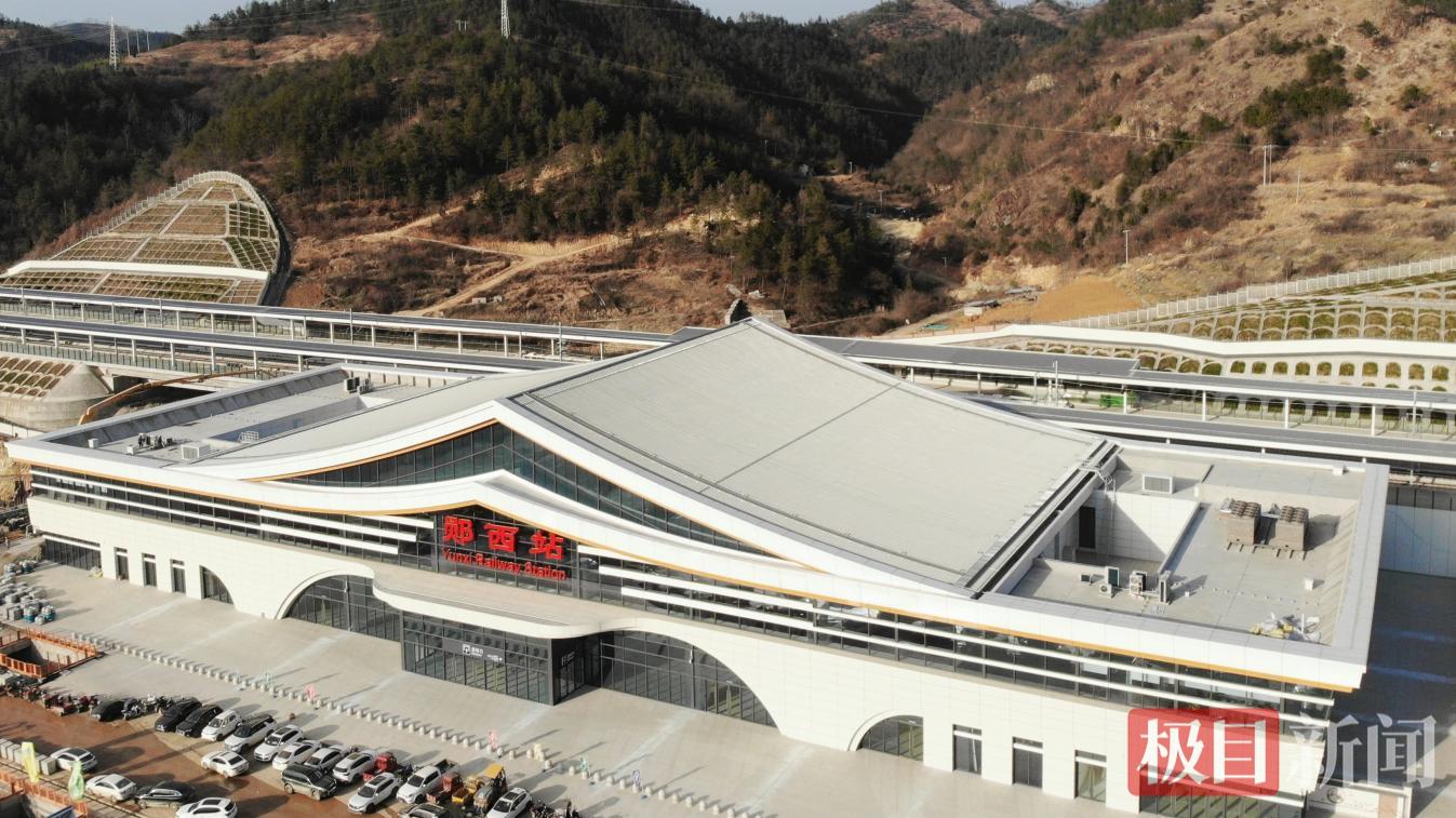 图为全面竣工的“西十高铁”郧西站房。 陈国东摄.png