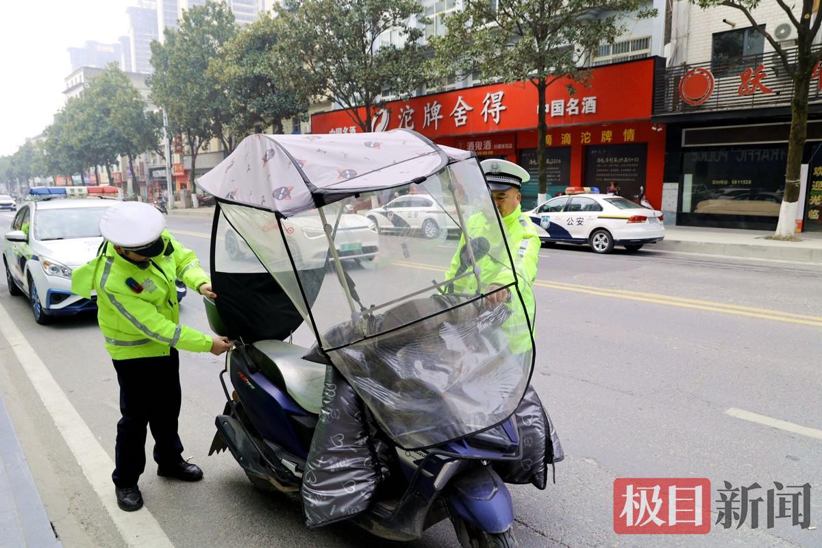 图4：交警在拆除违规加装的遮阳雨篷.JPG