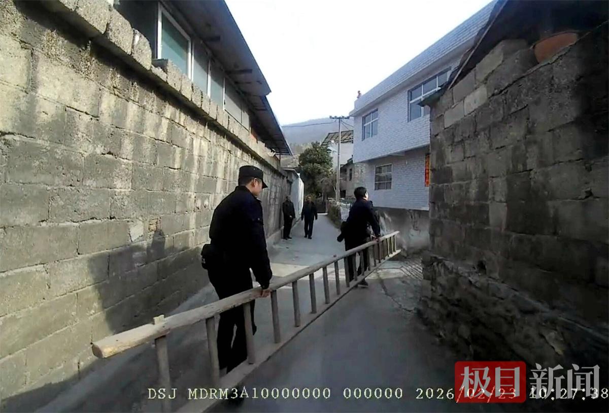 图3：民警找群众借来一架梯子（视频截图）.jpg