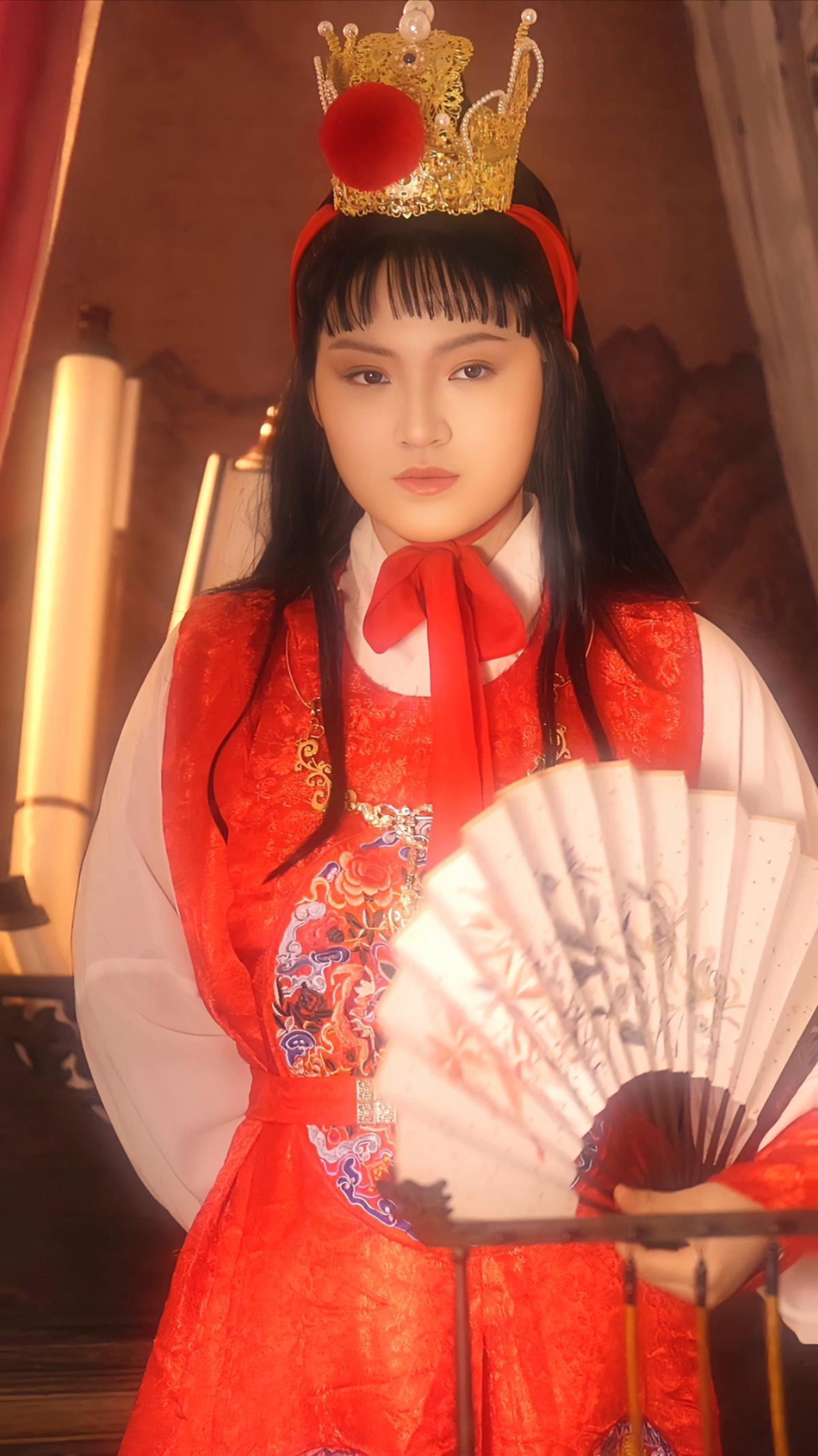 仿贾宝玉"我是扒皮呀"仿妆视频火了之后,也有博主模仿周佳琪.