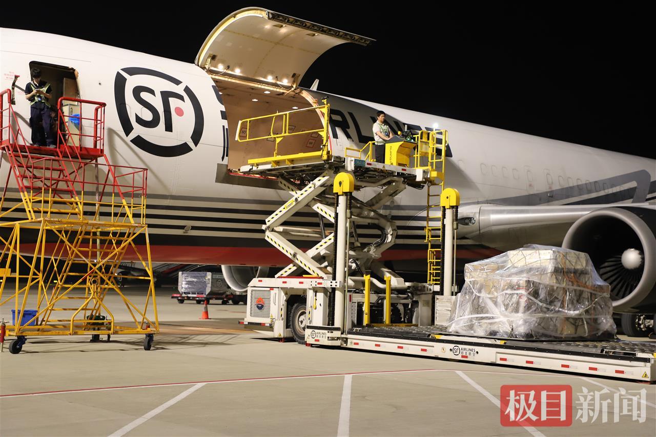 半导体、芯片材料正在装机前往重庆 拍摄者:王星予 (2).jpg 半导体、芯片材料正在装机前往重庆 拍摄者:王星予 (2).jpg