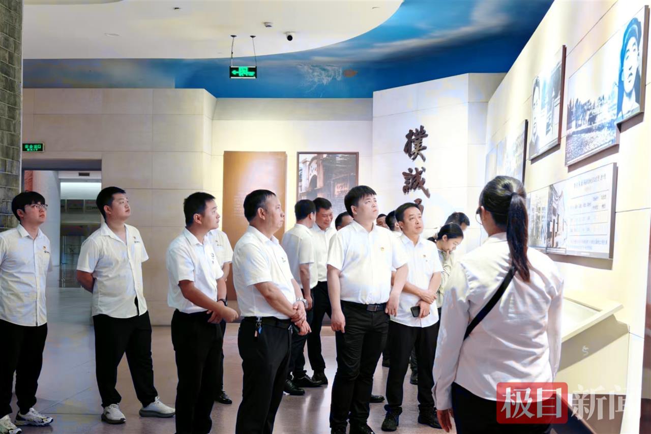 7月1日，中铁一局城轨公司武汉片区党员学习先进事迹。李晓旭 摄.jpg