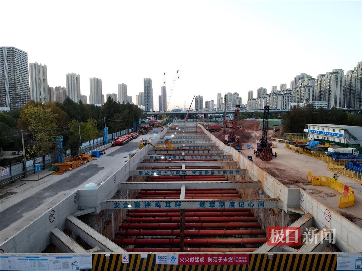 3月17日，武汉地铁11号线四期四新大道站完成12.75万立方米土方开挖，转入主体结构施工。.jpg