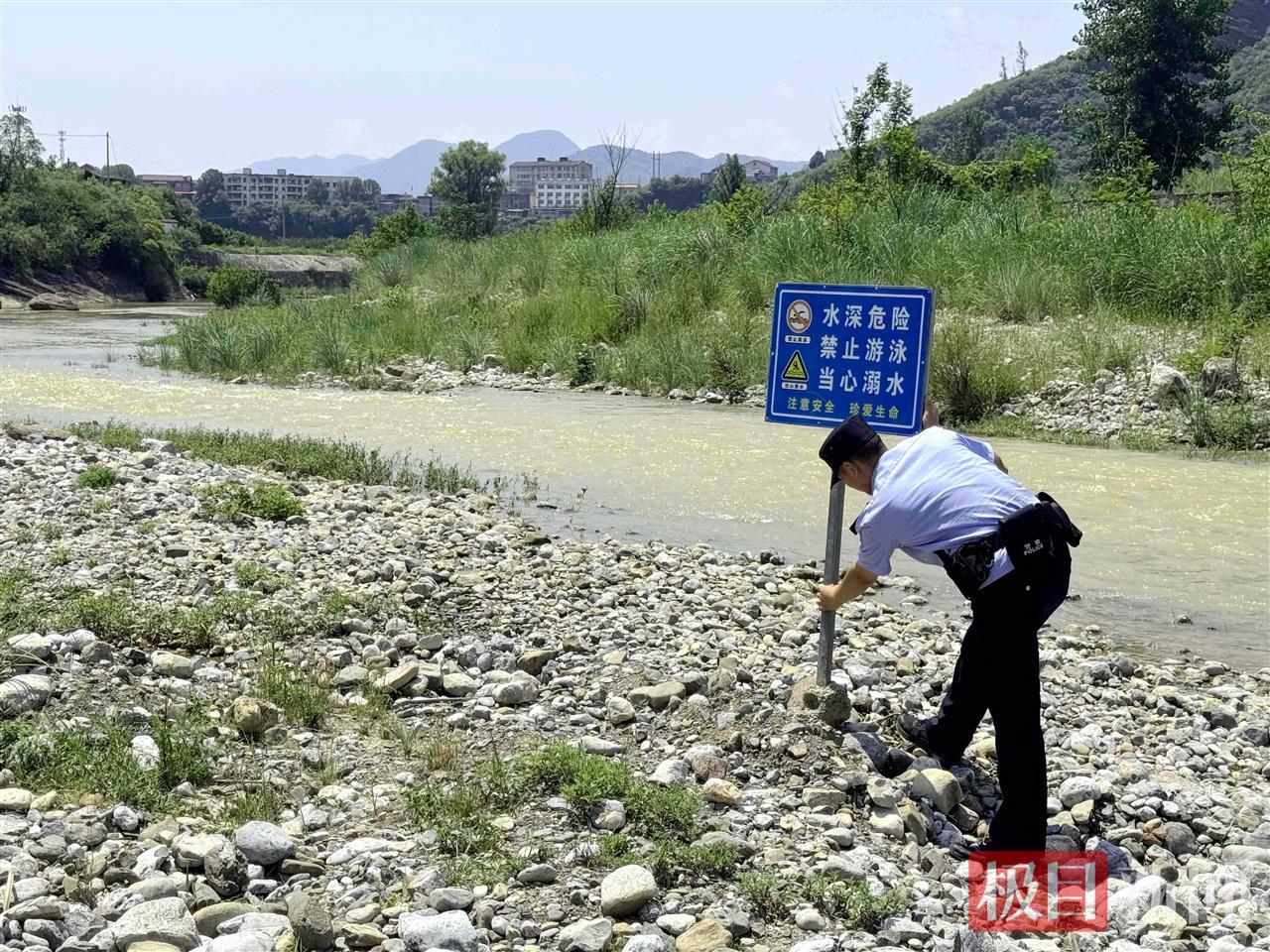 图8：民警在重点水域设置警示牌（通讯员敦碧星 摄）.jpg