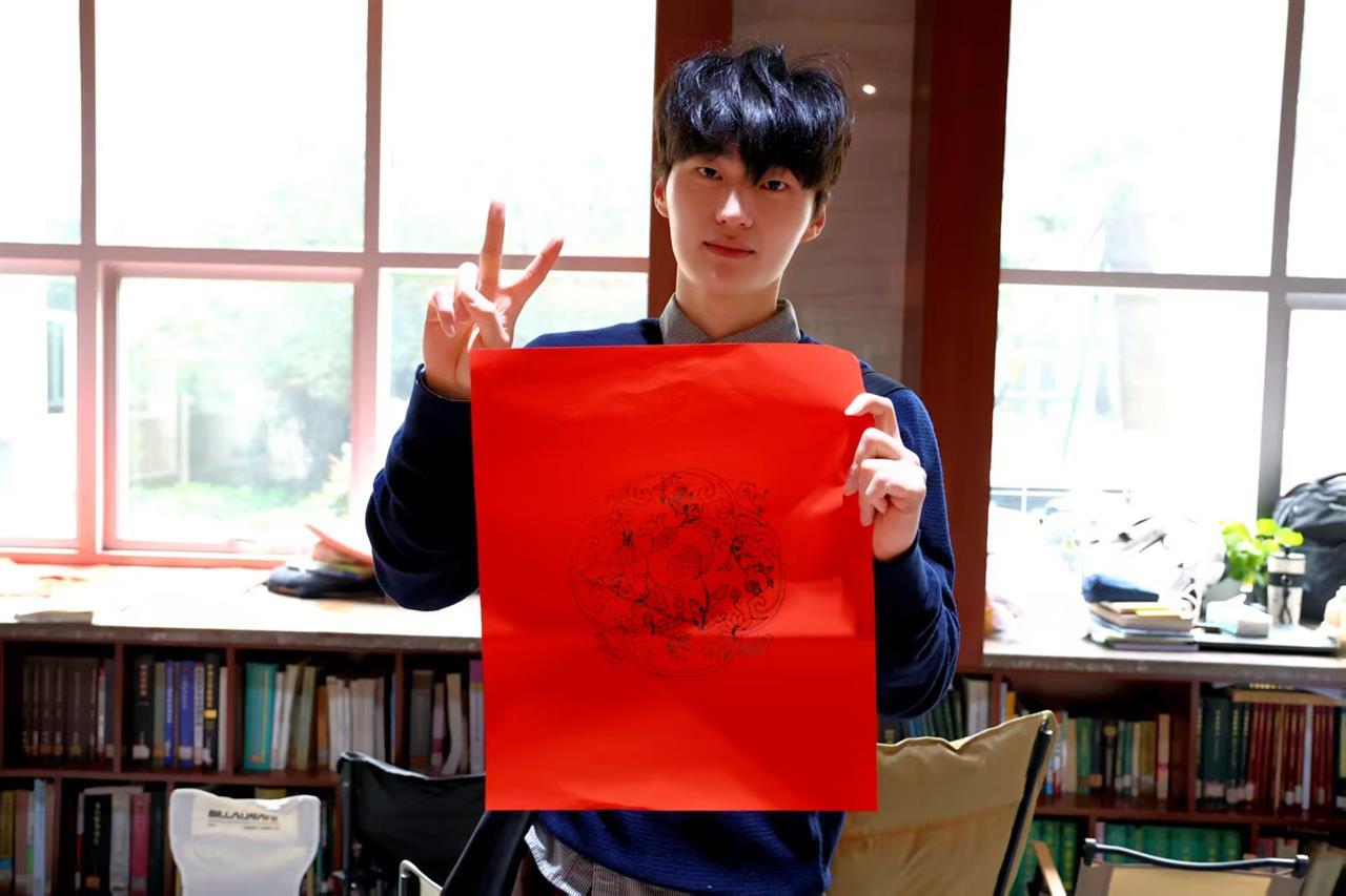 韩国留学生展示石榴拓印画。刘虹 摄.jpg 韩国留学生展示石榴拓印画。刘虹 摄.jpg