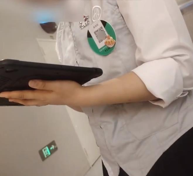服务员佩戴打赏码 视频截图.png