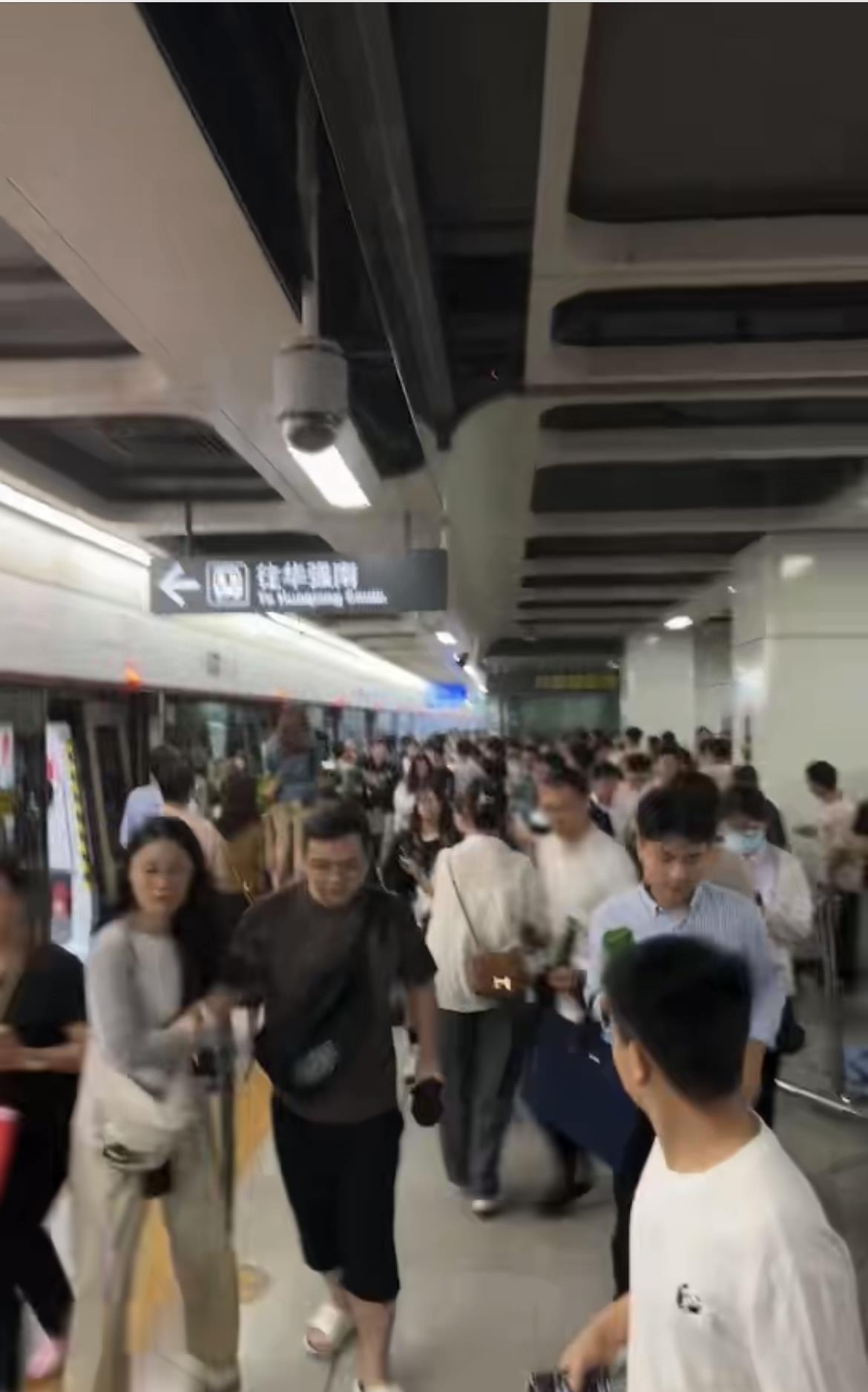 深圳地铁11号线突发故障停运1小时，乘客称听到巨响看到冒烟，官方回应