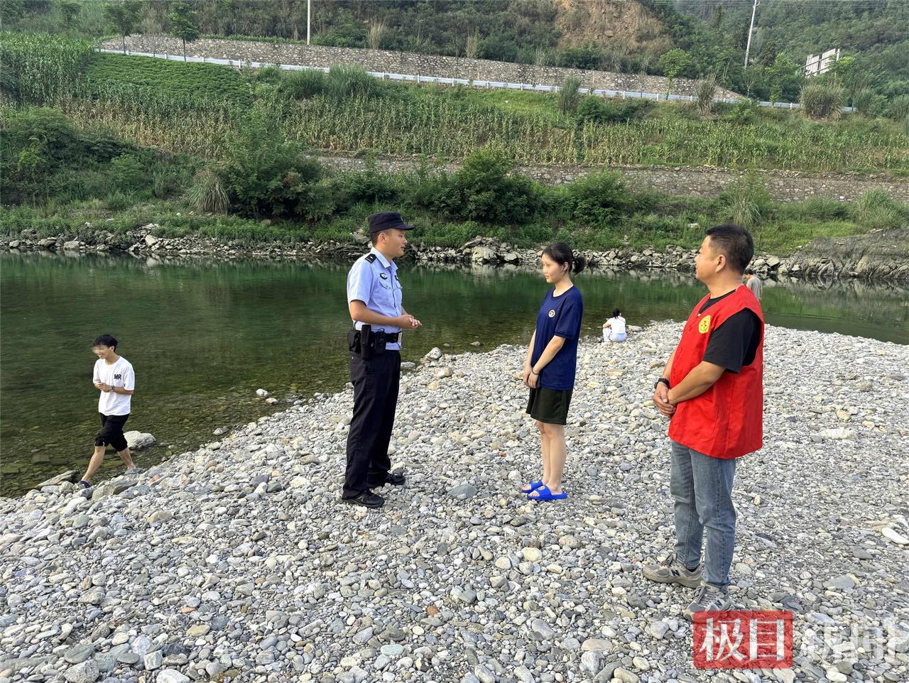 图4：民警在河边劝阻戏水孩子.jpg