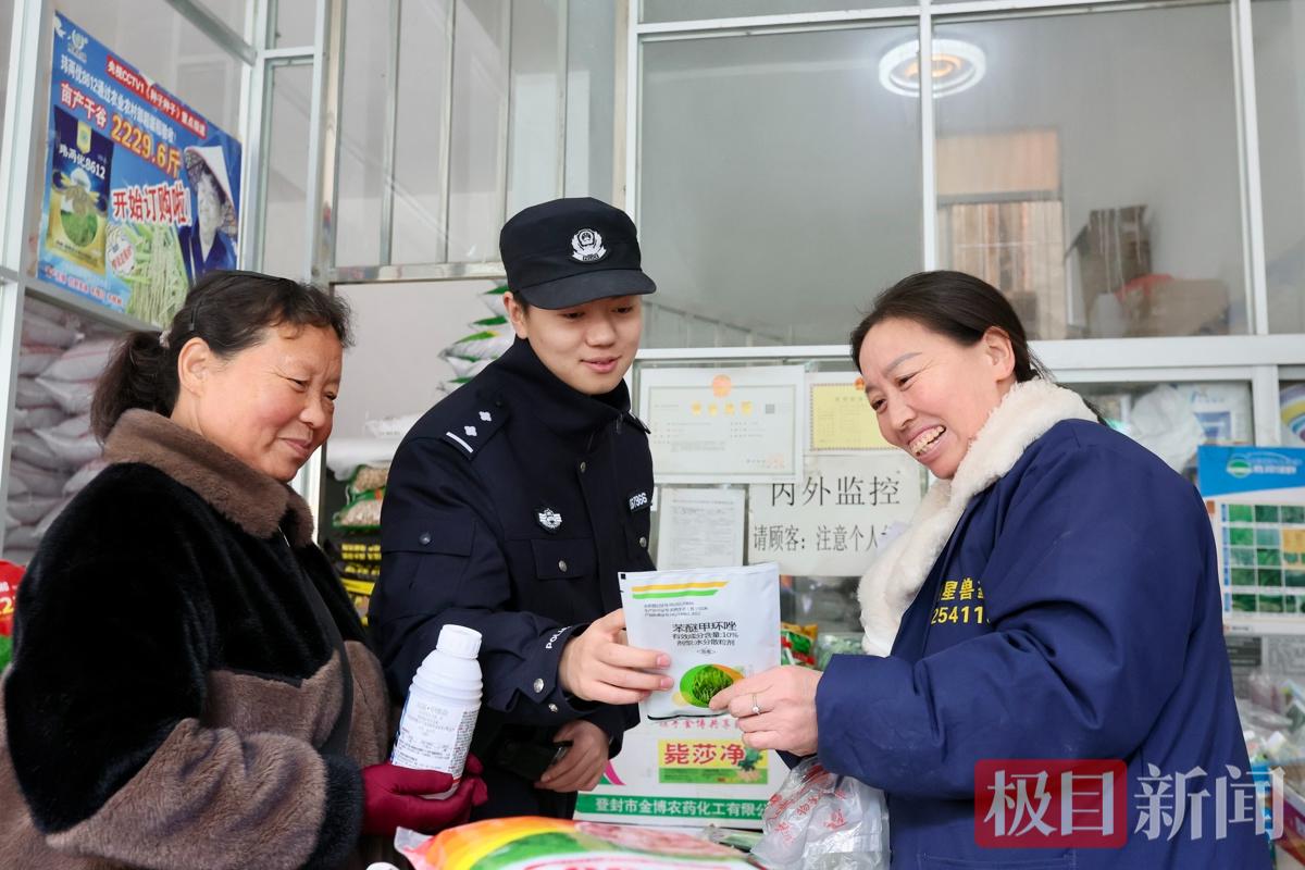 襄阳警方在辖区农贸集市开展“农资护航”专项检查。襄阳警方在辖区农贸集市开展“农资护航”专项检查。.jpg