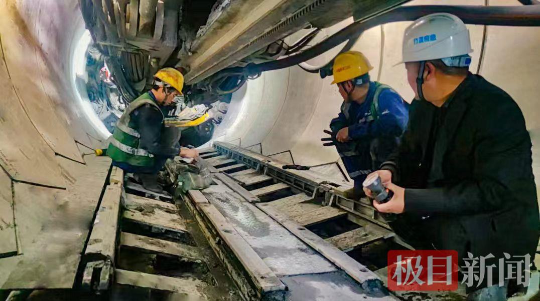 图片说明：盾构机在鄂坪调水工程引水隧洞掘进施工.jpg