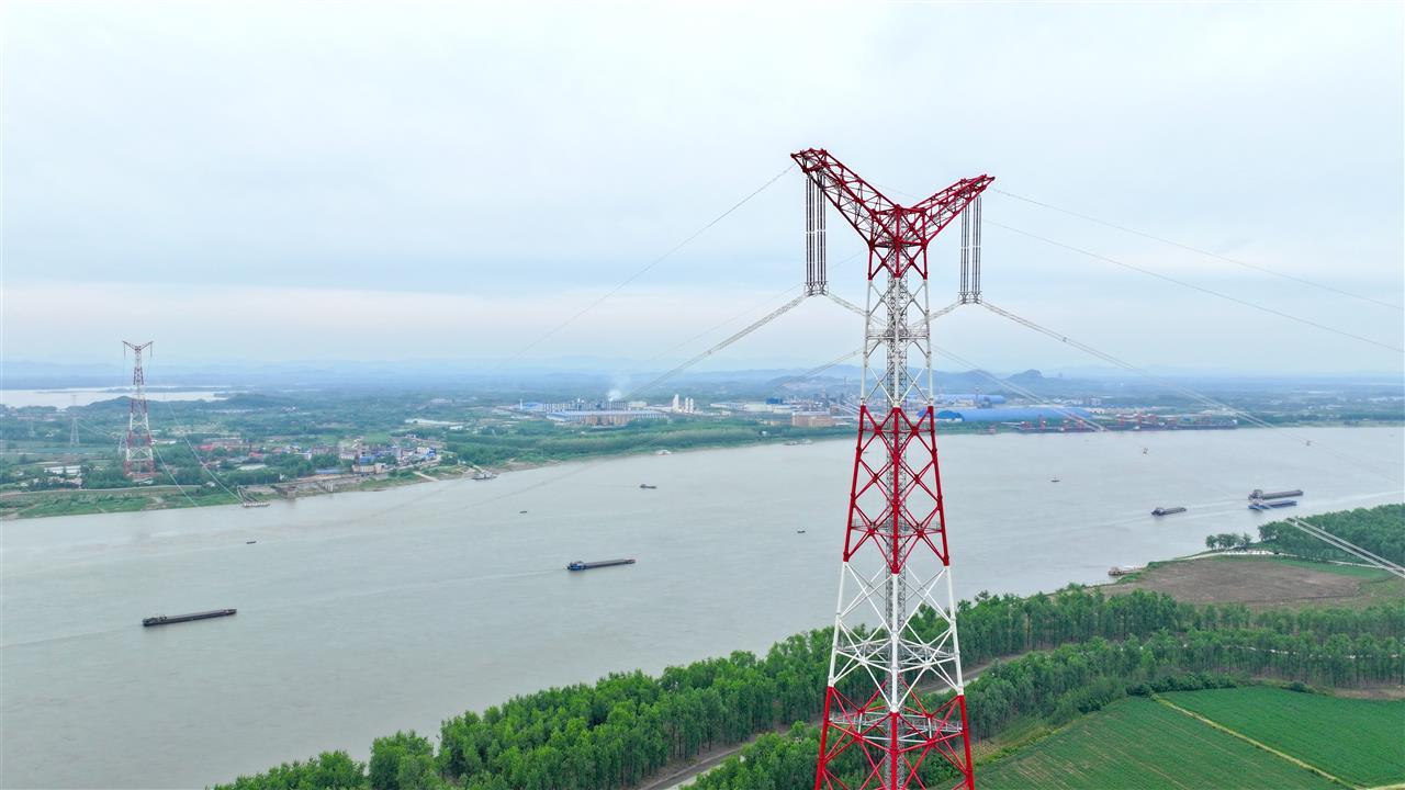 金上—湖北±800千伏特高压直流输电工程线路跨越长江，两座跨江铁塔高229.2米，相当于70层楼高，两岸跨距达到1800米。汪云龙摄.jpg