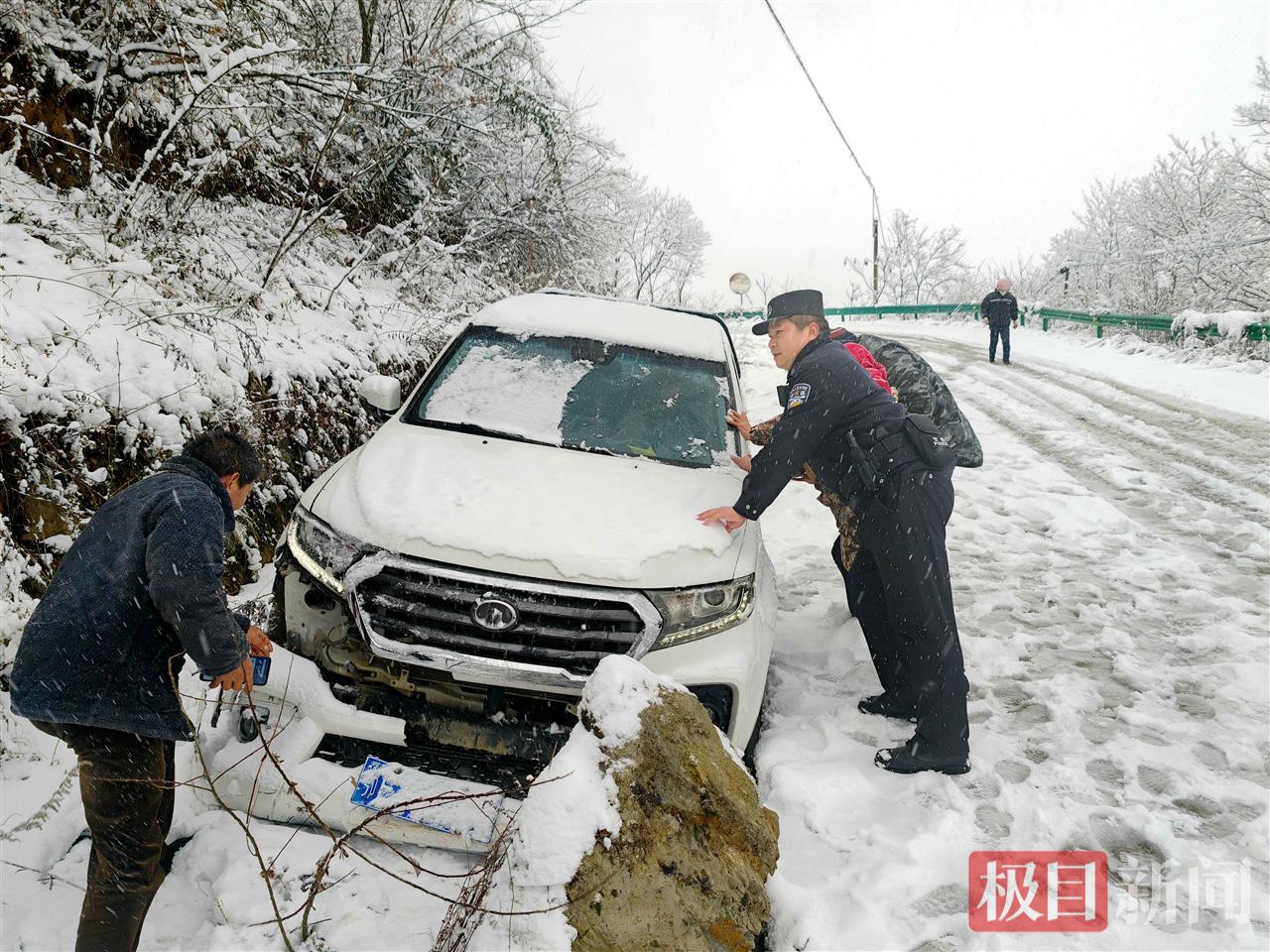 图2：民警在雪地里施救趴窝车辆。.jpg
