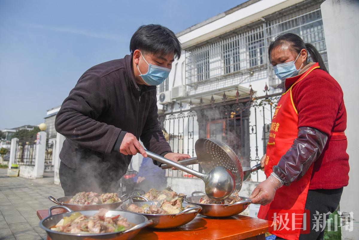 荆州区马山镇双垱村团年宴现场，村民正在准备菜肴。 （极目新闻记者 黄志刚 摄）.jpg