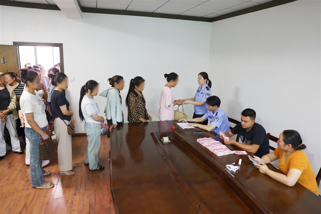 图一 工资发放现场.jpg