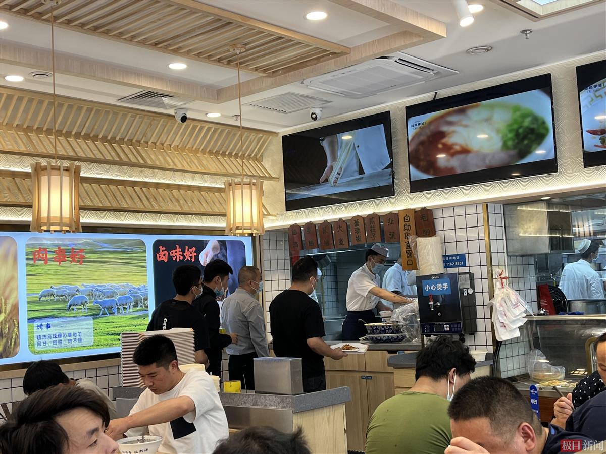 北京堂食恢复首日:餐馆生意火爆,服务员身兼多职忙不过来