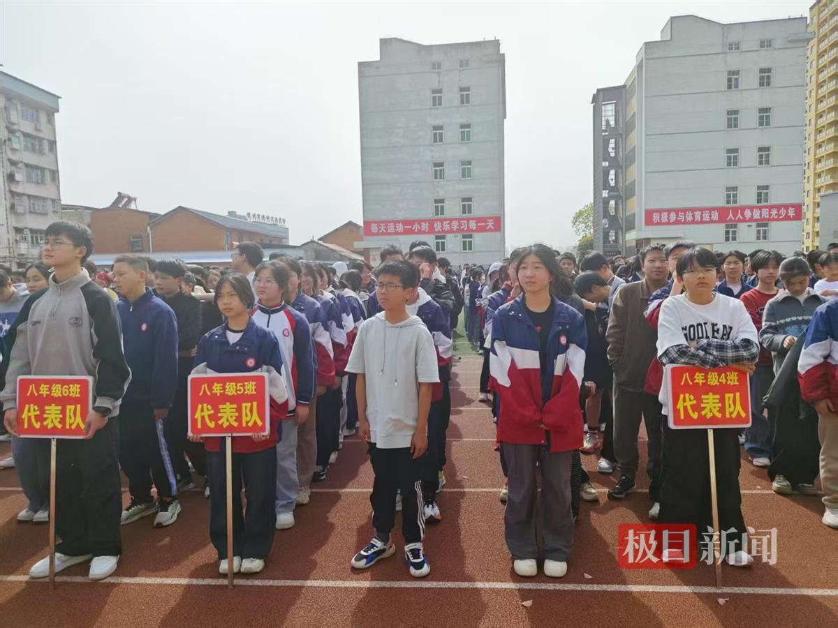 八角楼学校学生集中聆听民警安全教育讲座（通讯员 供图）.jpg