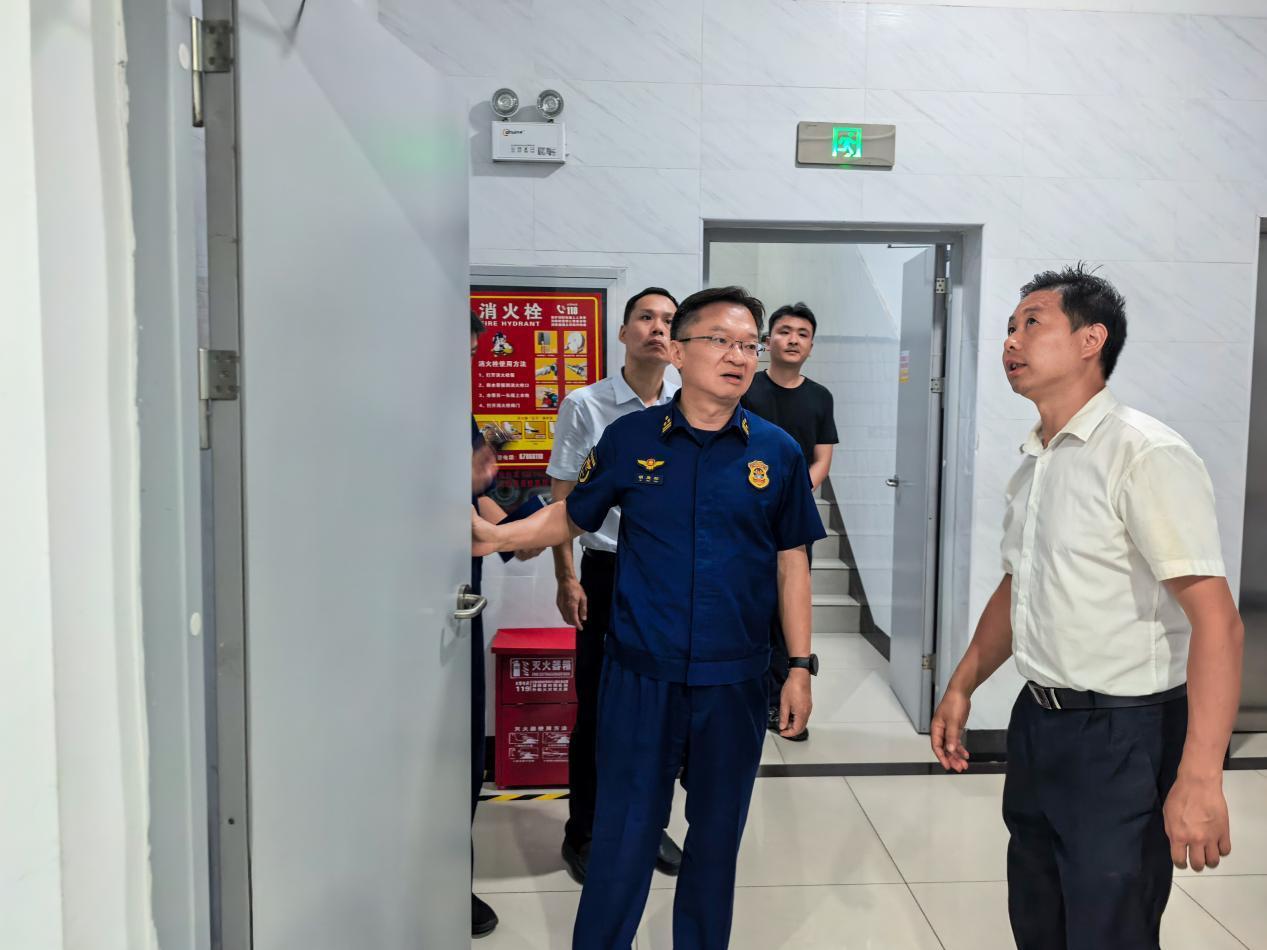 武汉市开展消防安全夜巡行动筑牢防线