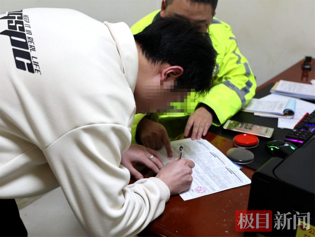 2 渝A9H1黄色小型汽车.JPG