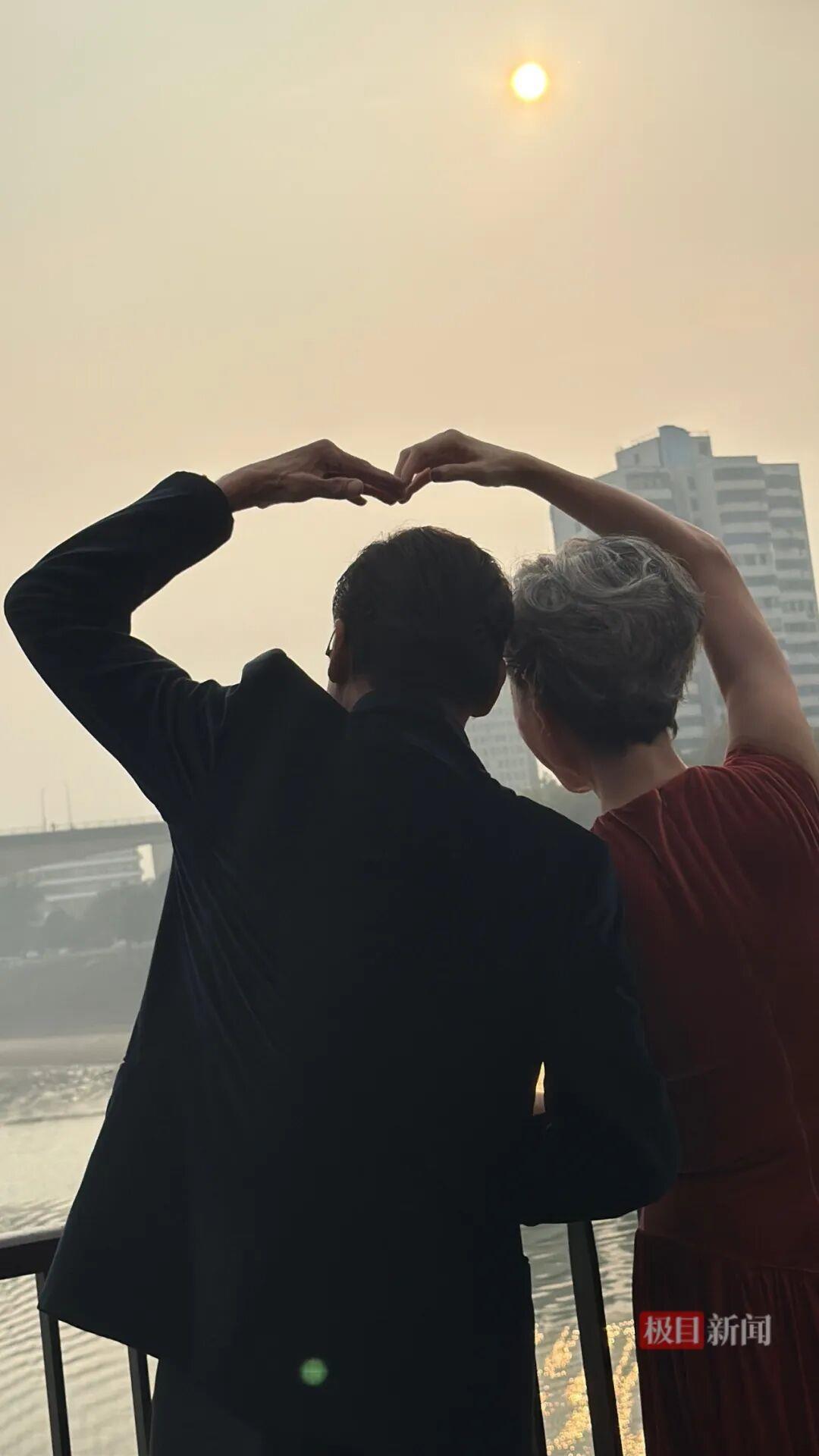 640-2.jpeg 刚刚,100多位知名演员现身湖北,最新红毯组图来了!