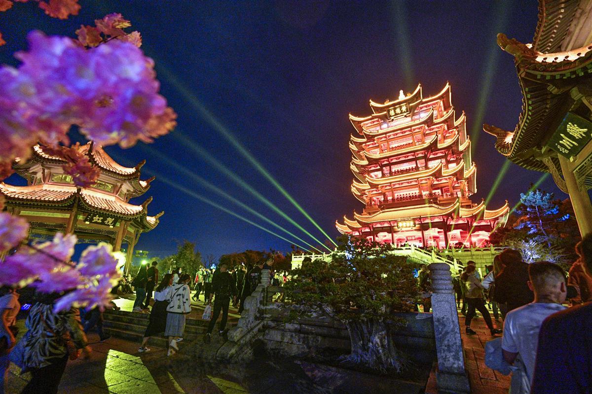 "黄鹤楼夜游相关负责人表示,今后将开展更多有荆楚特色
