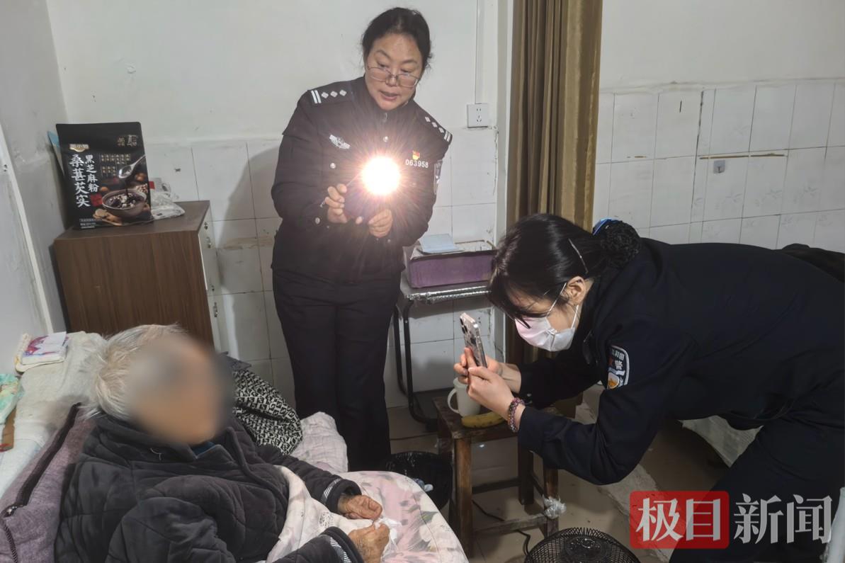 图一 户籍员为老人拍摄身份证照片.jpg