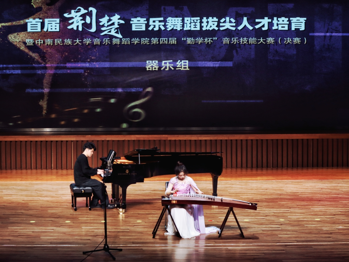 民族器乐组《雨莲花开》表演现场。侯佳音 摄.jpg 民族器乐组《雨莲花开》表演现场。侯佳音 摄.jpg
