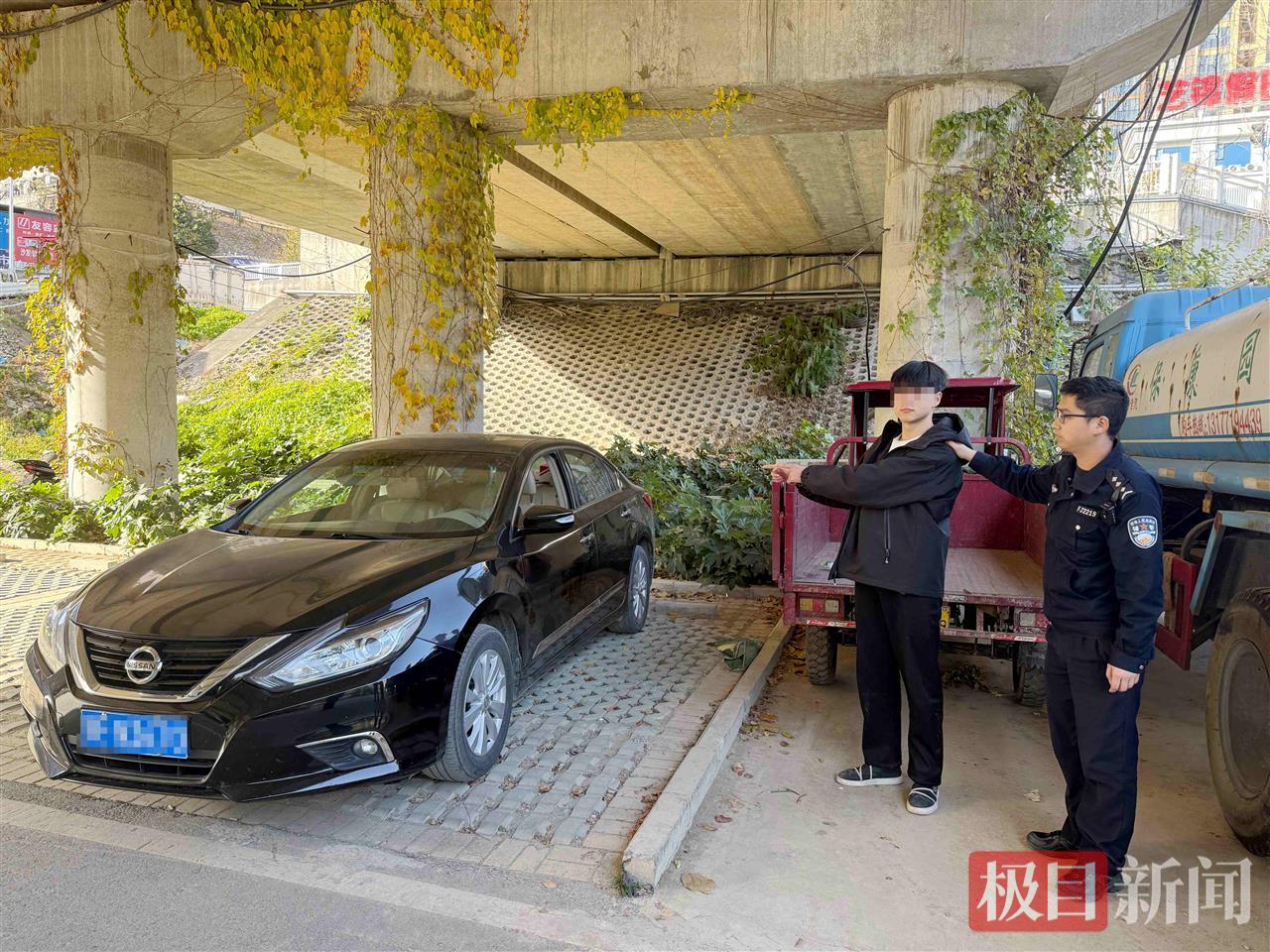 图6：民警带领嫌疑人指认现场。.jpg