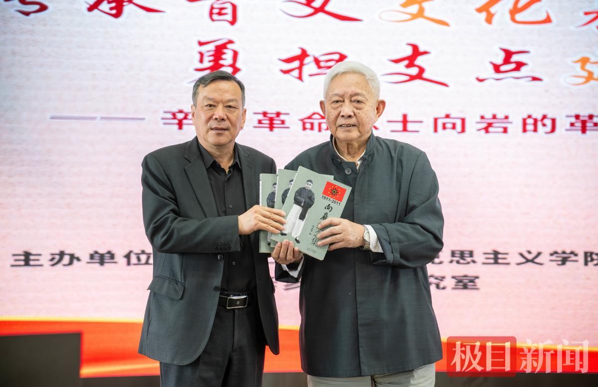 图为向虎雏向学校赠书 摄影：曹子涵.jpg