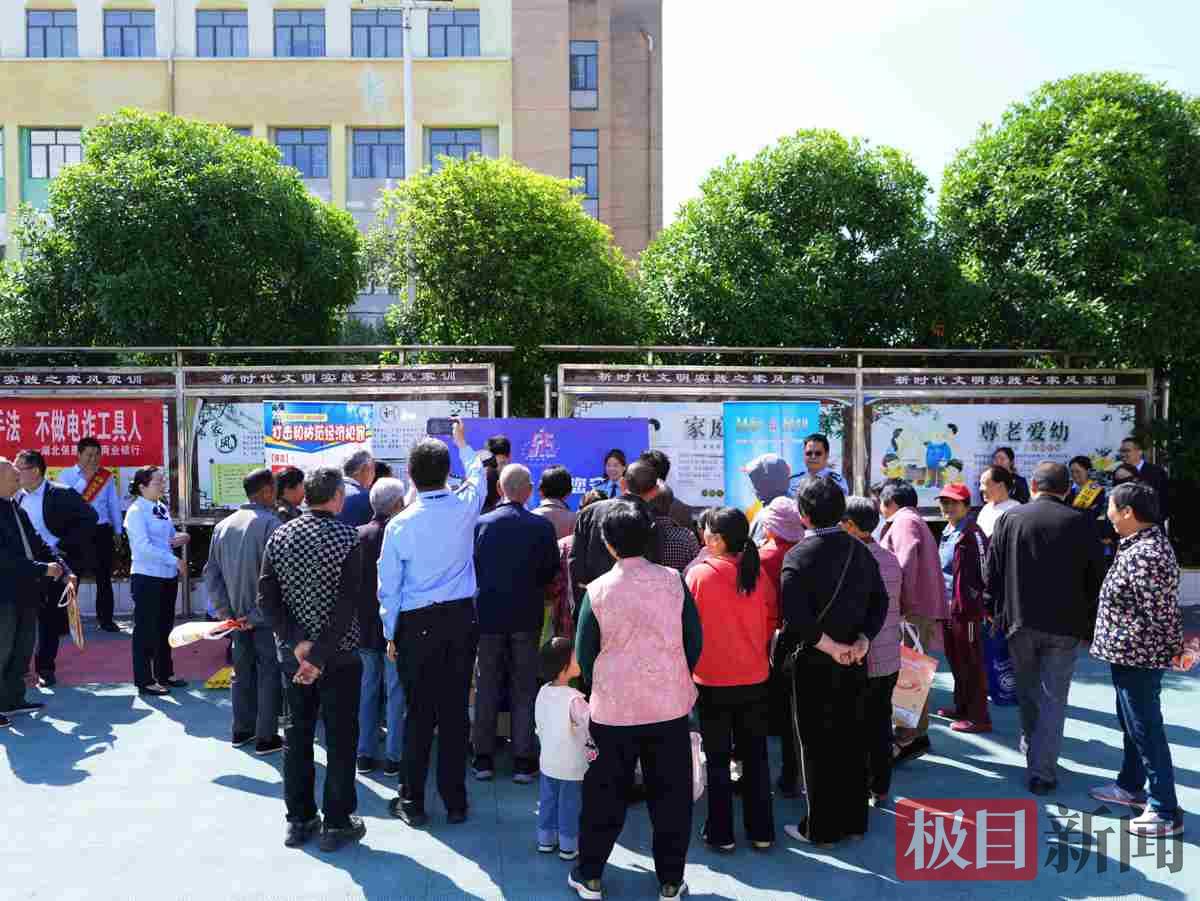 图2：民警在开展经济犯罪防范宣传.jpg