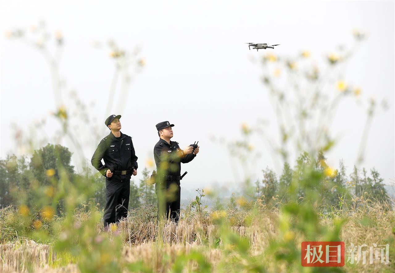 图为2025年11月4日，湖北省沙洋县公安局曾集派出所民警使用无人机，对潘集湖国家湿地公园水域的候鸟栖息状态开展监测巡护。.jpg
