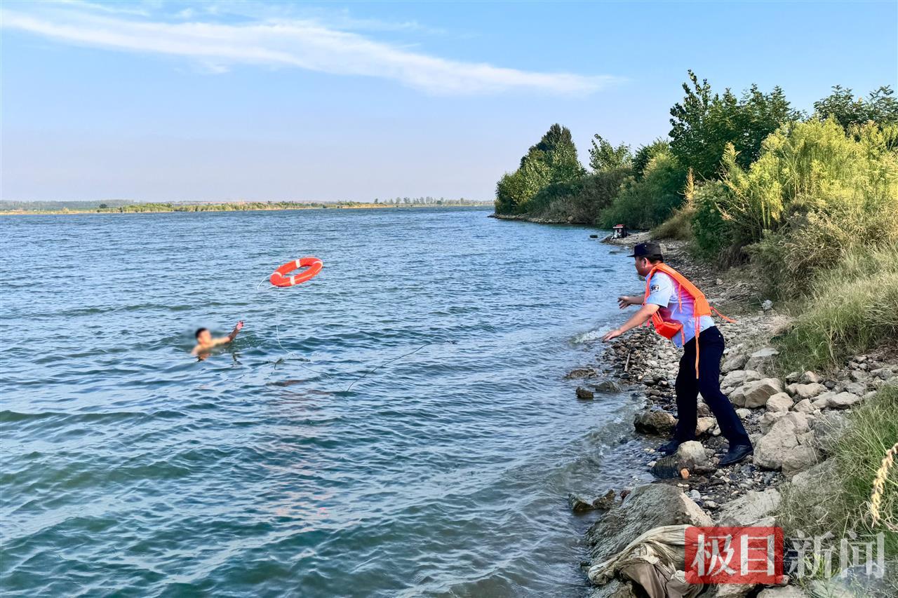 图一 民警开展救援演练.jpg