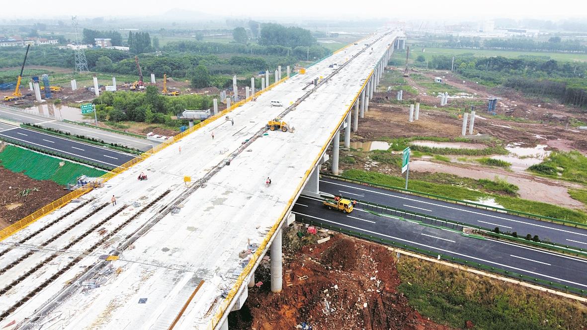 长港互通施工现场上跨鄂咸高速多措并举提高质效鄂州鄂城区滨港大道