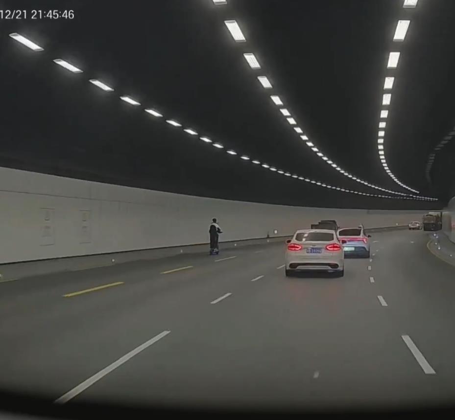 玩滑板车穿越隧道？警方找到孩子并进行批评教育