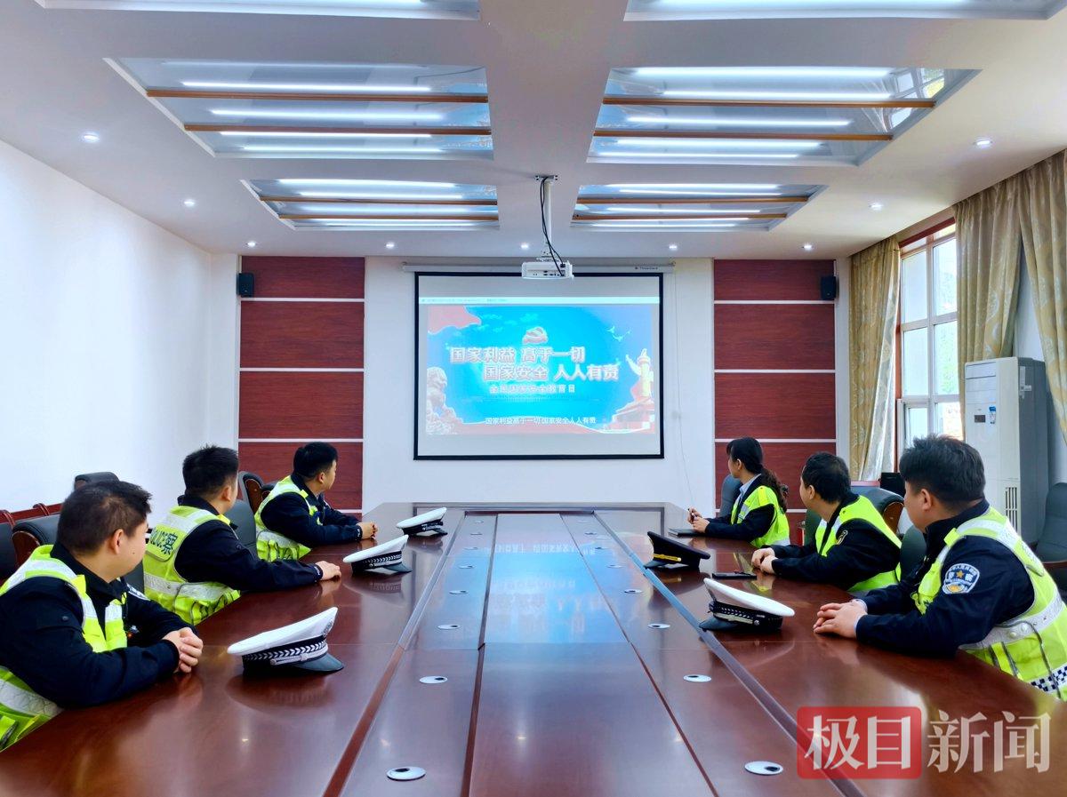 图2：交警在集中学习.jpg