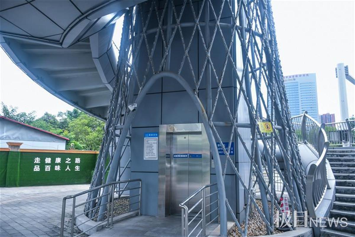 乘电梯上人行天桥 武汉市民过天桥更方便
