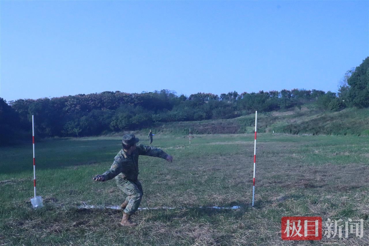 手榴弹投掷比赛.JPG