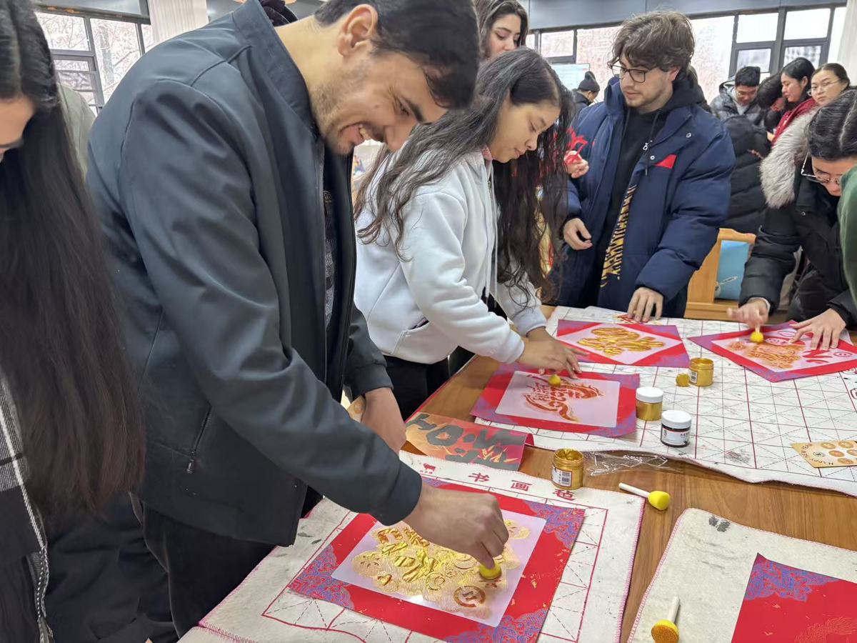 圖為學(xué)生體驗(yàn)非遺拓印 通訊員喬夢思攝.jpg 圖為學(xué)生體驗(yàn)非遺拓印 通訊員喬夢思攝.jpg