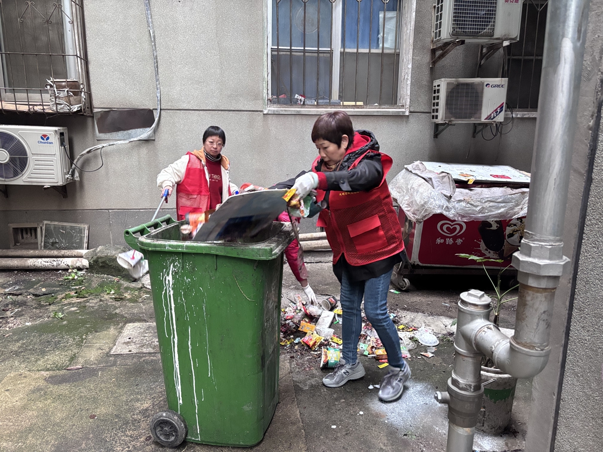 清理小区垃圾.jpg 清理小区垃圾.jpg