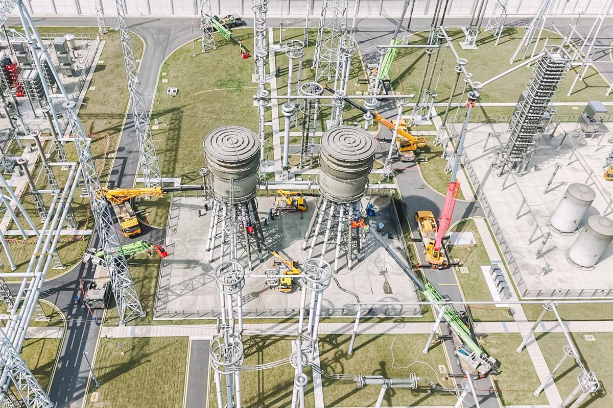 4月，国网湖北直流公司特高压武汉换流变电站直流场检修工作。欧阳雷 摄.jpg