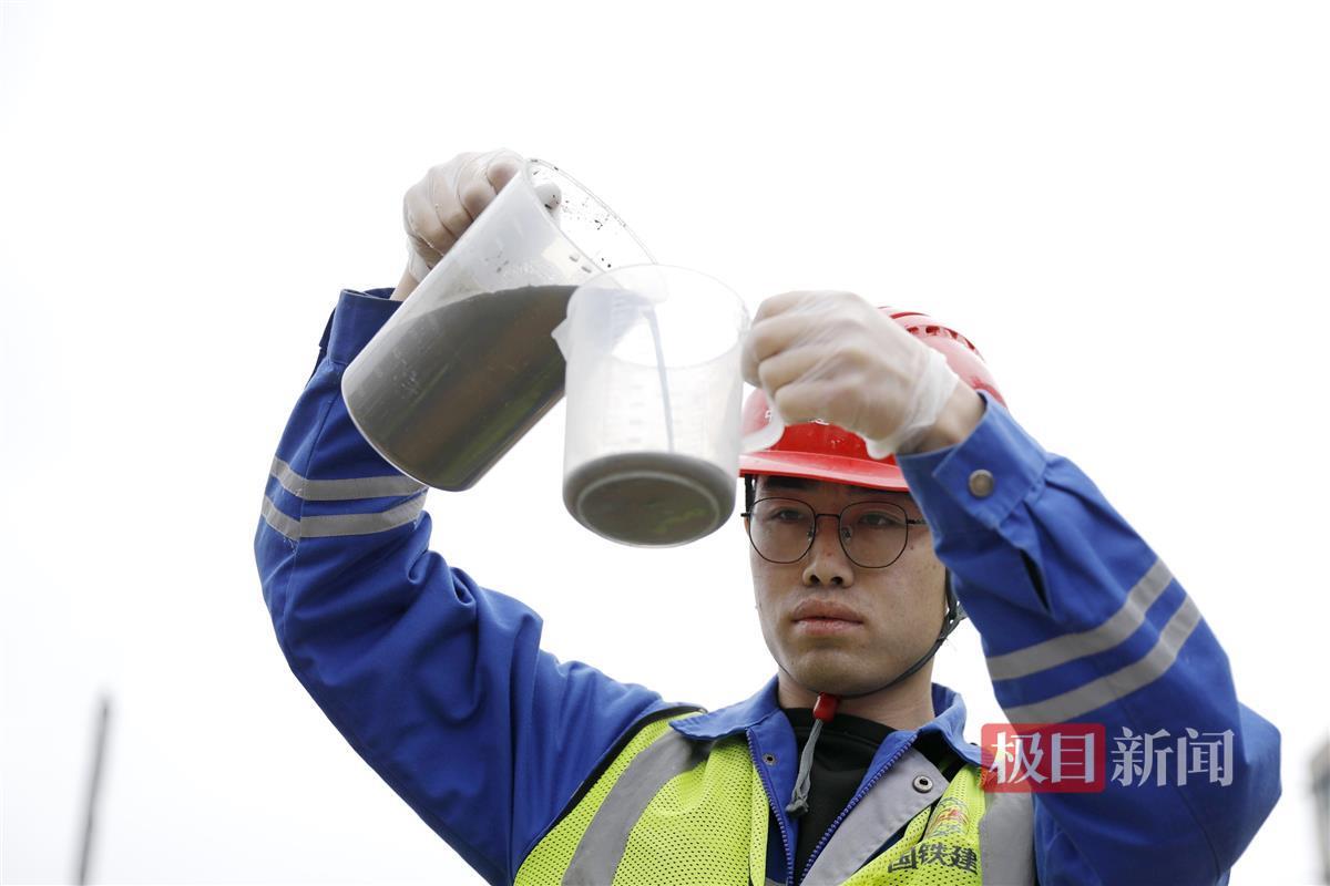 演练人员借助量杯、电子称重器、秒表等专业试验器具，演示地铁防汛抢险物资的使用办法。袁永华 摄.jpg